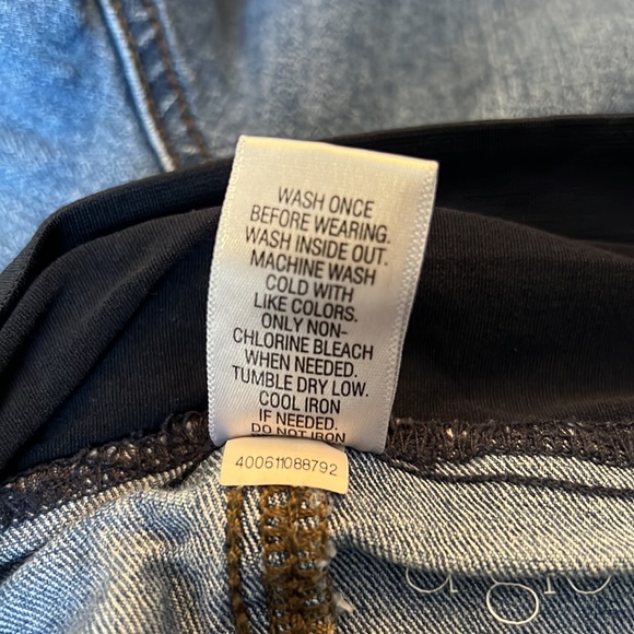 Flower embellishments on front pockets - Picture 6 of 7